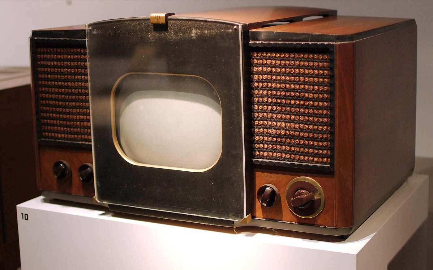 RCA 630-TS tabletop television in a wooden cabinet